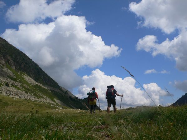 En el valle de Campcardós superado el techo del camino: La Portella Blanca (2.519 m.) / Ruta a pie Camí dels Bons Homes 