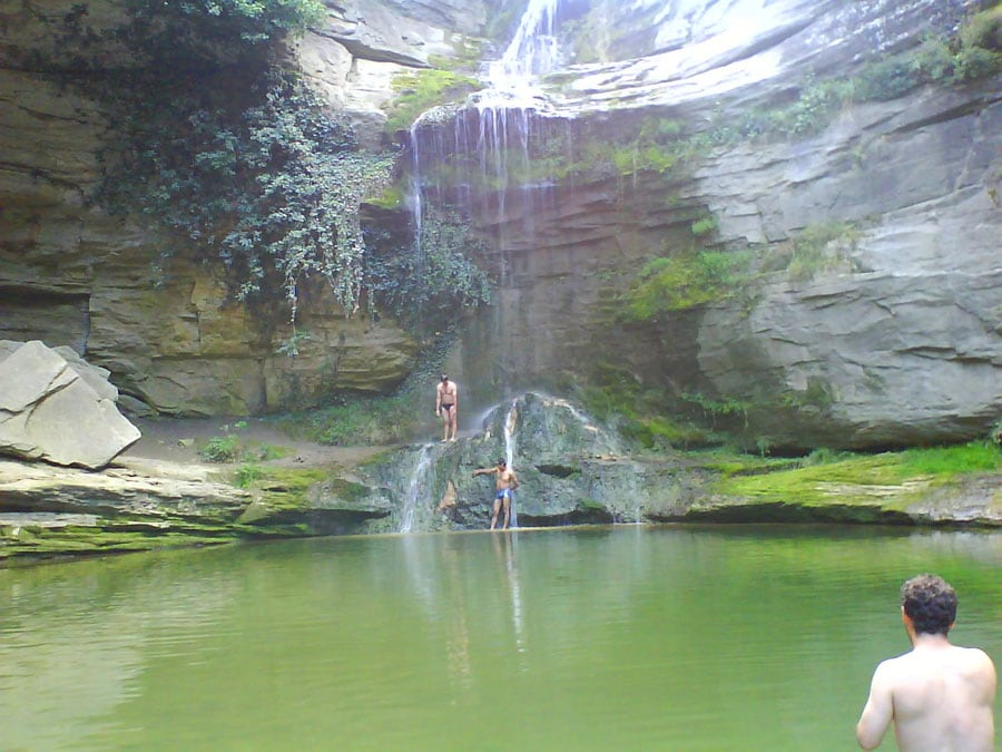 Baño en la cascada de la Roca Foradada