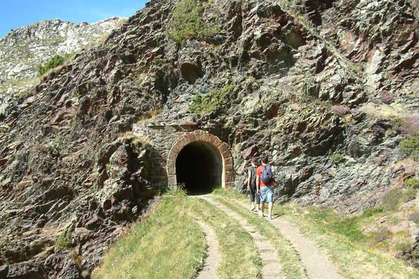 Uno de los túneles del carrilet / Ruta a pie Alrededores de Estany Gento 