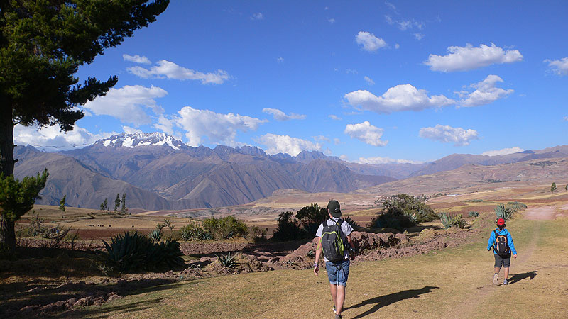 Descendemos hacia Maras con los Andes como telón de fondo