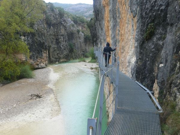 La misma pasarela sobre el río / Ruta a pie Pasarelas del Vero 