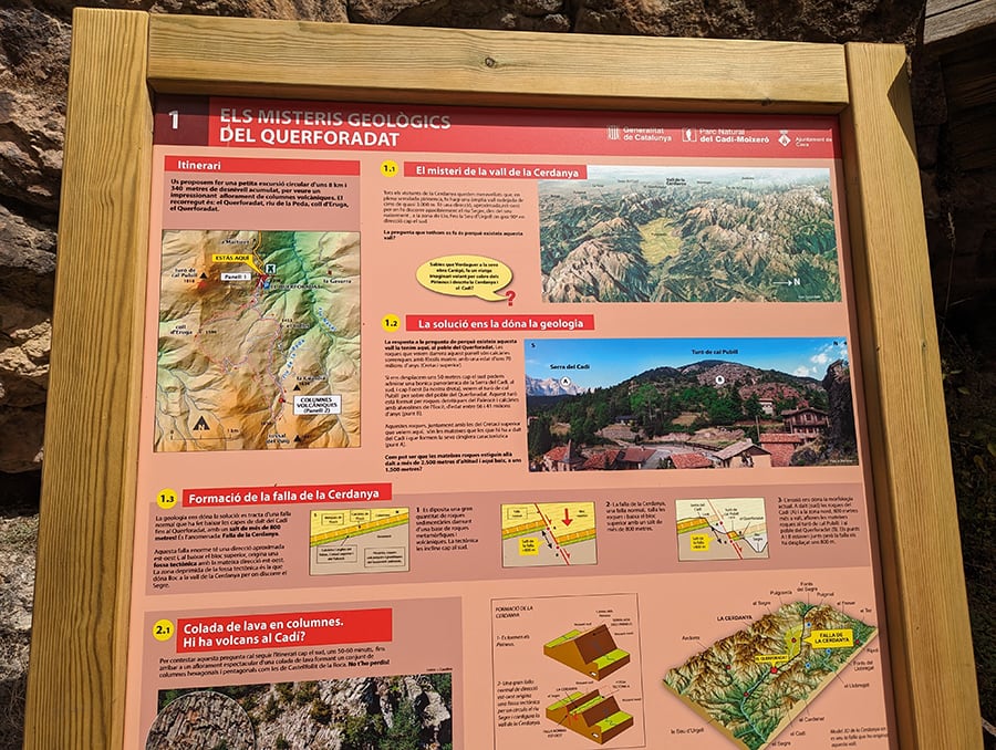 Panel informativo en el pueblo del Querforadat de los misterios geológicos de la zona