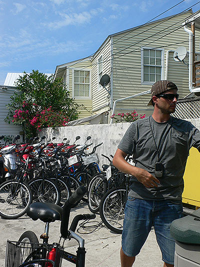 Rellenando papeles para alquilar las bicicletas 