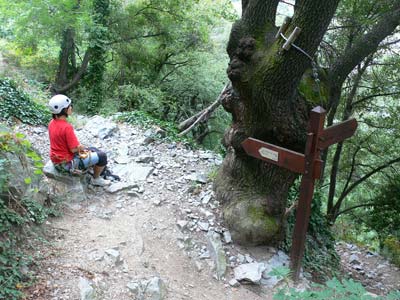 Desvío al final de la ferrata de La Passerelle podemos regresar al coche o continuar hacia Le Bastion 