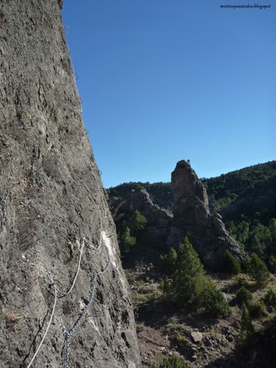 Flanqueo hacia el tramo vertical (© Montañismo para todos) 
