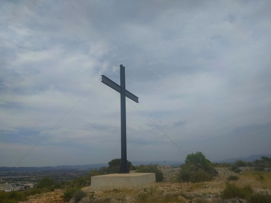Subimos hasta la cruz de hierro siguiendo los hitos 