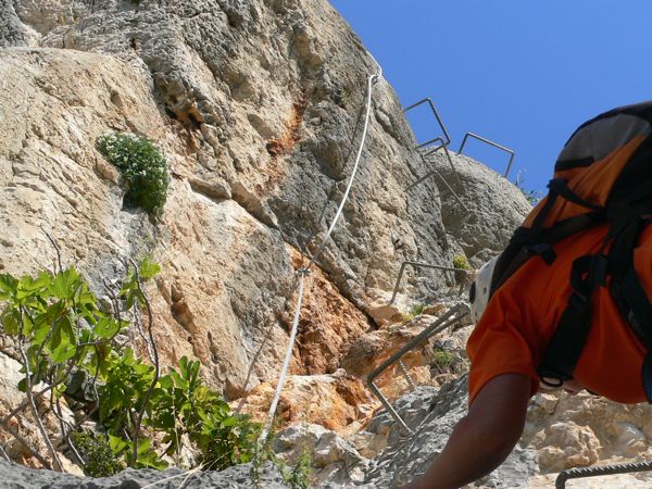 Salida de la ferrata desplomado y con pocas grapas 