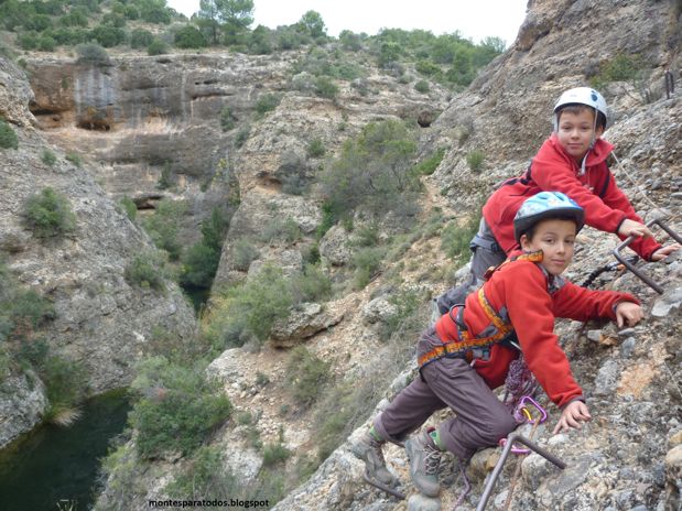 Flanqueo sobre el embalse (© Montañismo para todos) 