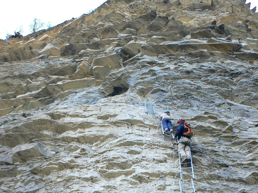 Subiendo paralelos a la cascada del Sorrosal 