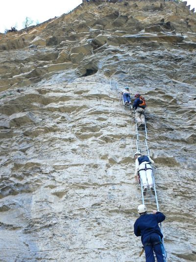 Cinco escaleras nos llevarán hasta la cueva La mina 
