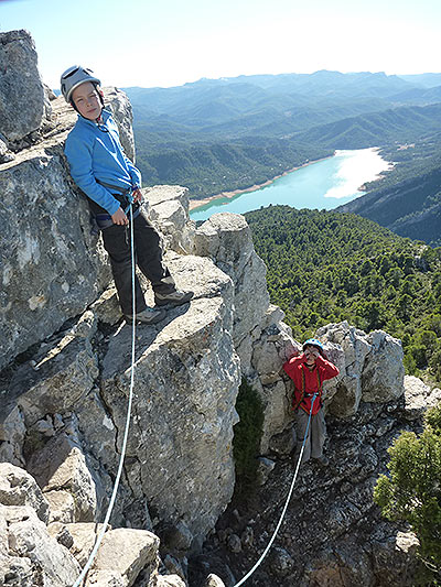 Posando en el sector superior del resalte 