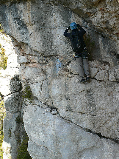 Buscando el saliente -la pared desploma ligeramente- 