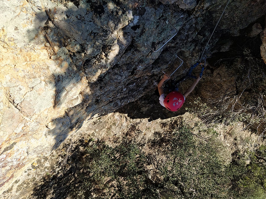 Detalle de la subida por la mini vía ferrata 