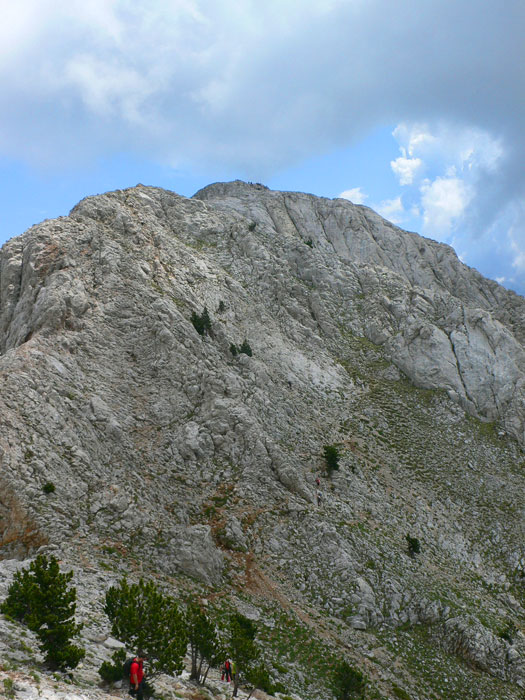 Desde el final de la canal vemos a lo lejos la cima del Pedraforca 