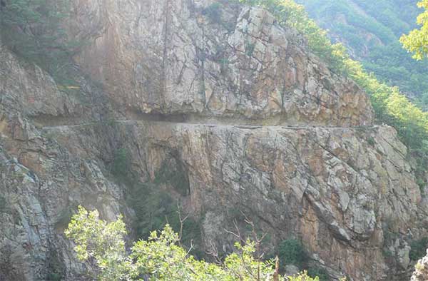 Desde el camino de regreso vemos Las Cornisas escarbadas en la roca 