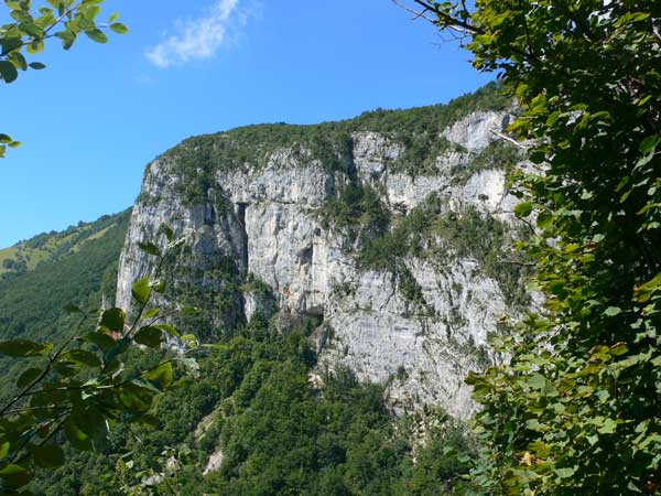 Vista de la pared por la que transcurre la vía ferrata 