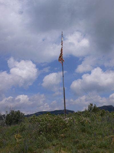 Bandera en la cima del Castell de Bócs 