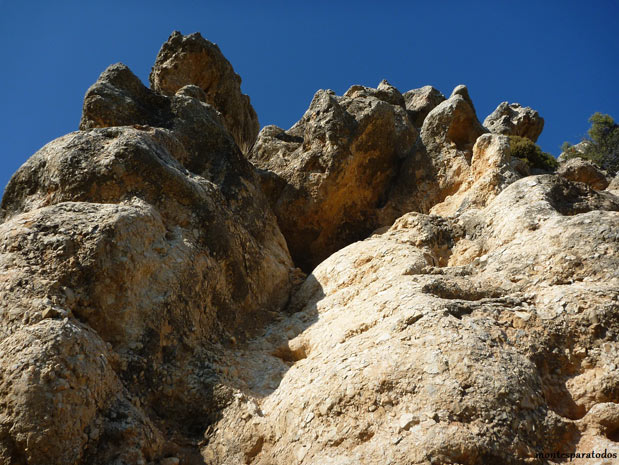 Vías de escalada en la cara este (© Montañismo para todos) 
