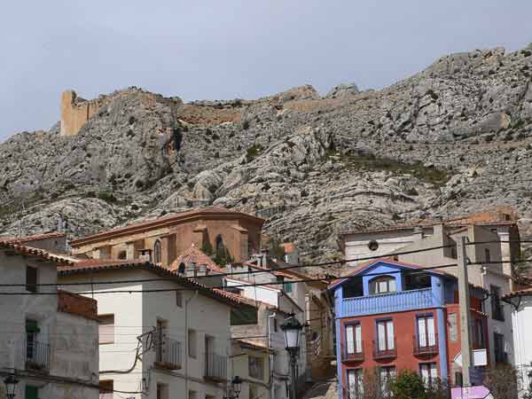 Subimos por la calle de la izquierda de la casa azul para encontrar el inicio de la vía 
