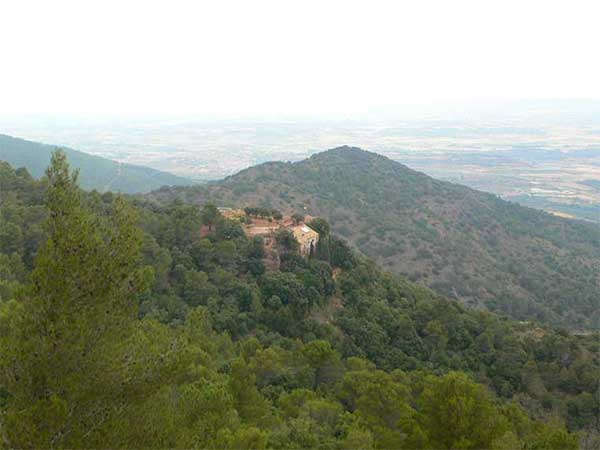 Vistas a la Conca de Barberà y a la Ermita de Sant Joan de la Muntanya  