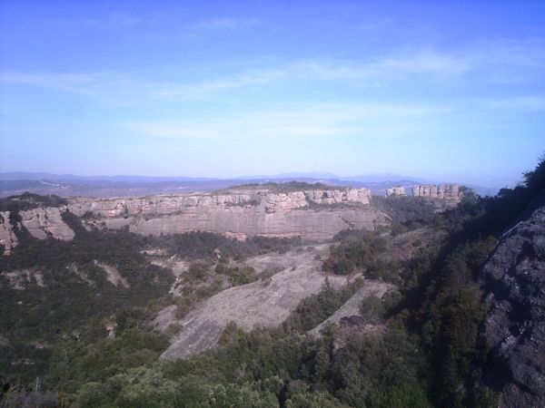Rodeando el Montcau con vistas a Les Finestrelles 