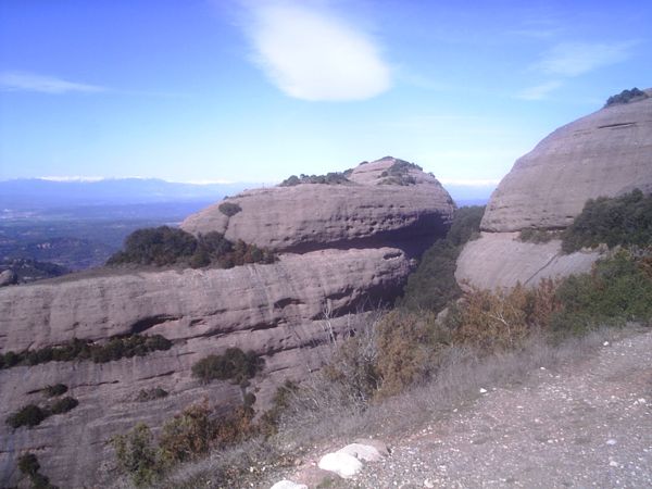 Vista del Cortins y del cornisa con vegetación por la que accederemos a la cima 