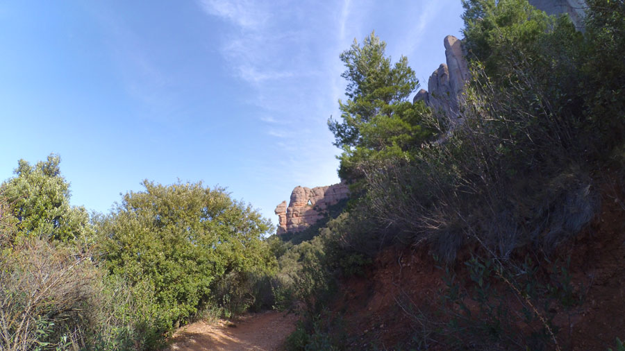 Avanzando por el GR-172 cada vez más cerca de la Roca Foradada 