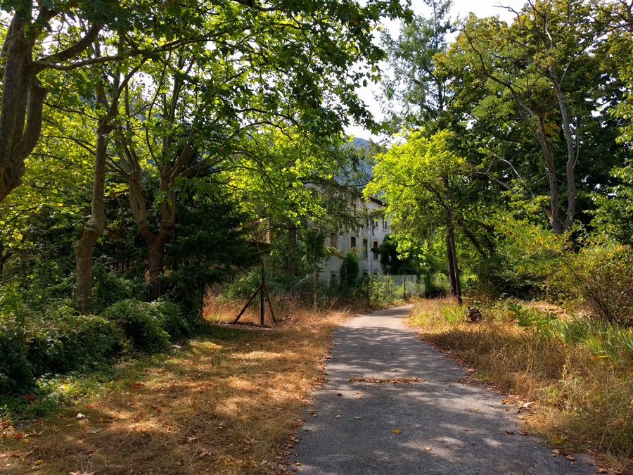 Antes de llegar al Balneario abandonado de Sobrón 