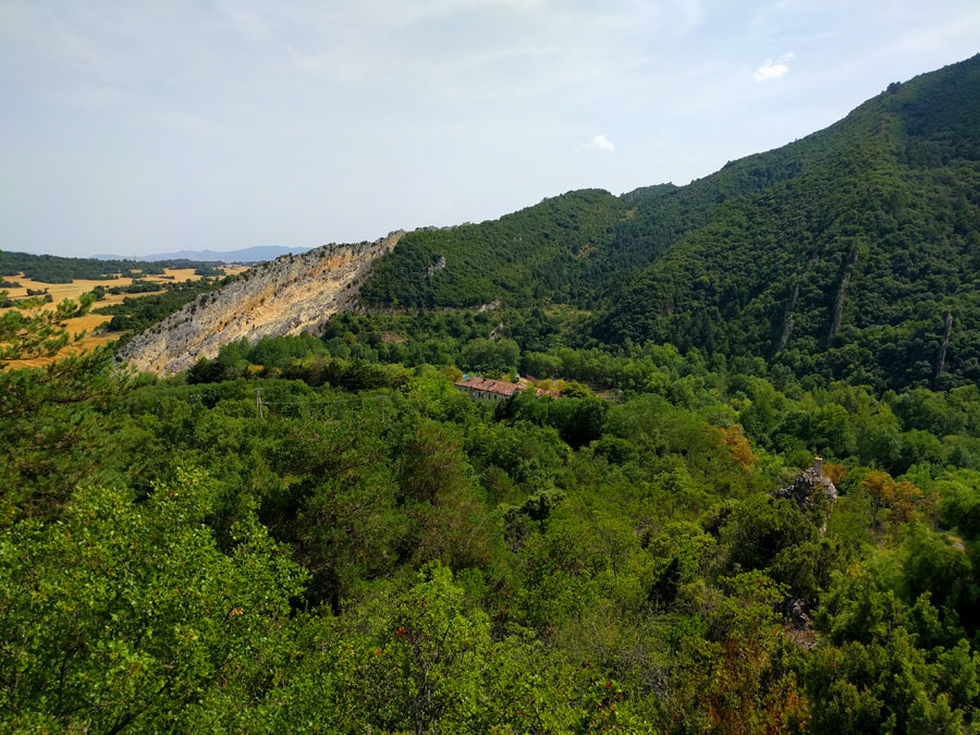 Vista atrás al balneario abandonado desde el inicio de la vía 