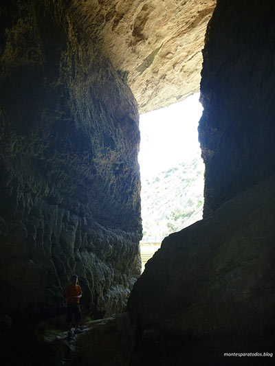 Interior de la entrada de la cueva (© Montes para todos) 