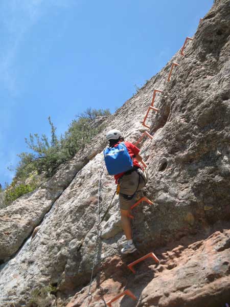 Desplomado bien equipado con escalones de plástico. Paso exigente y aéreo 