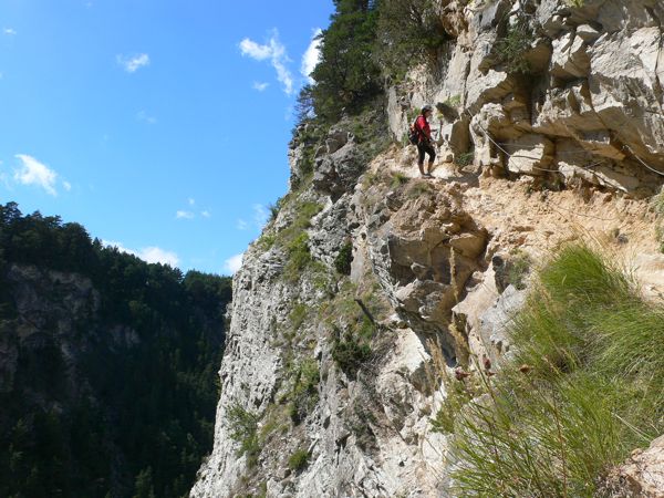 La ferrata desciende en diagonal hasta las profundidades de las Gorgas de l Arc 