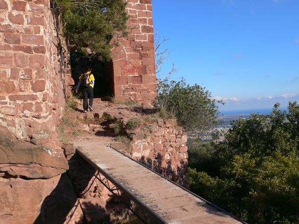 Pasarela de madera que nos conduce a la parte noble de la fortificación 