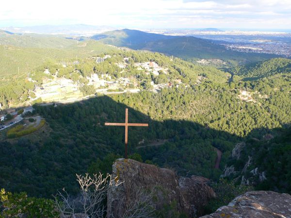 Esta cruz indica la posición de la cueva de la Mare de Déu de Bruguers 