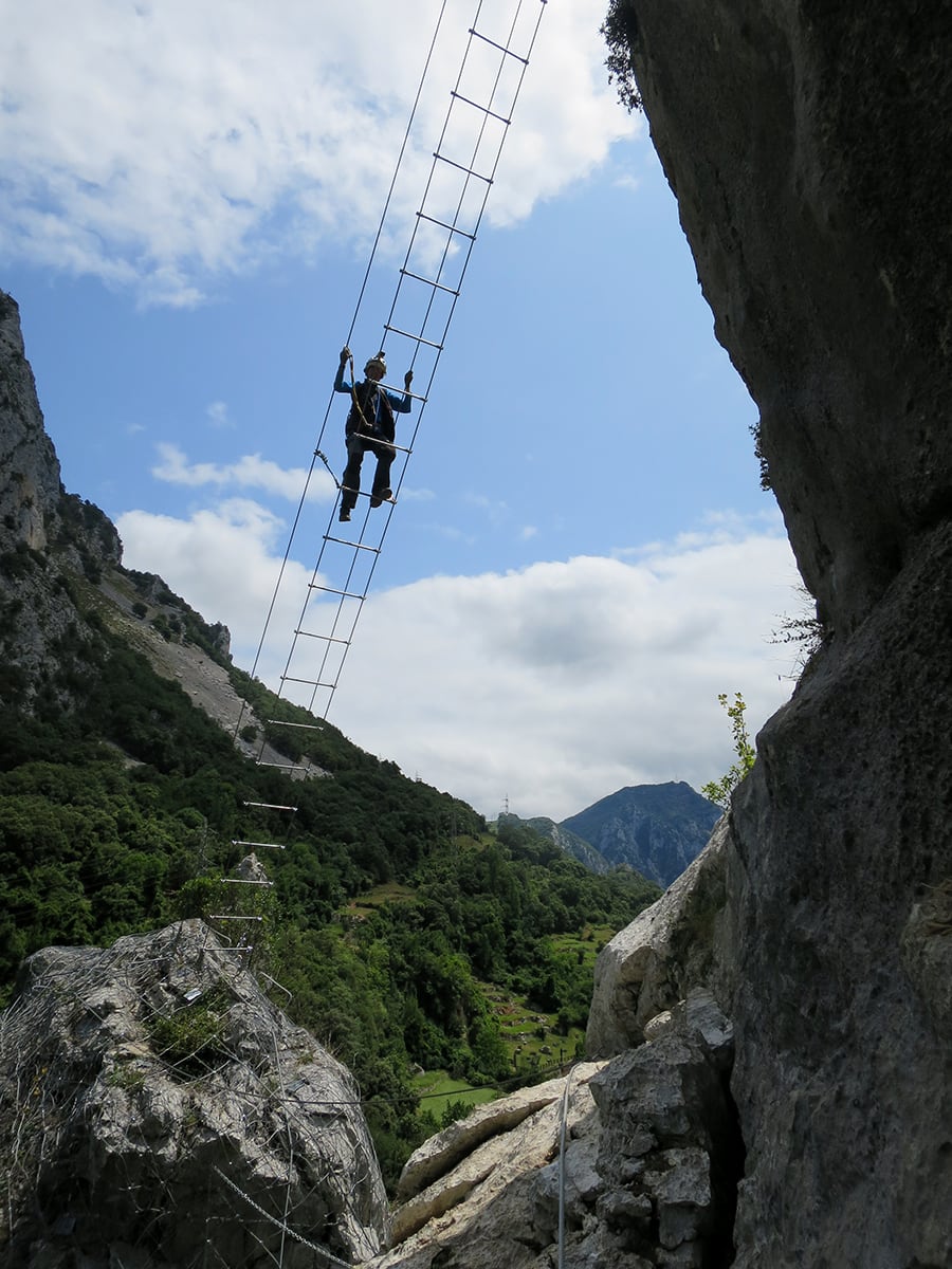 Vista de la subida por la escalera antes de cruzar el puente nepalí 