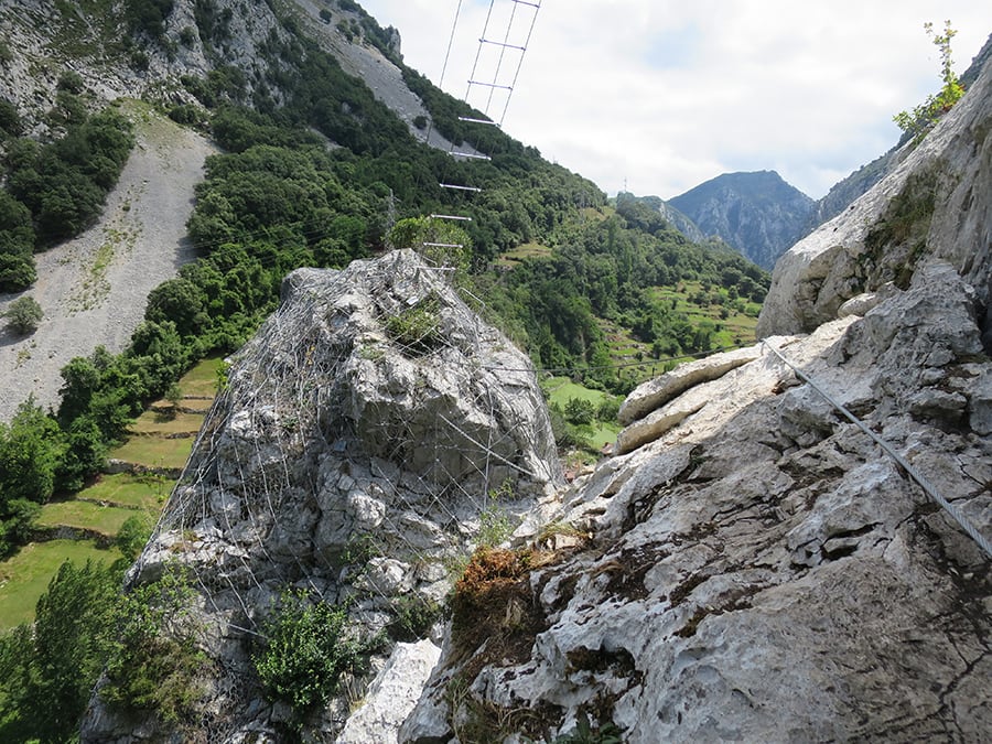 La base de la aguja desde la que sale la escalera-puente está asegurada para evitar desprendimientos sobre la carretera 