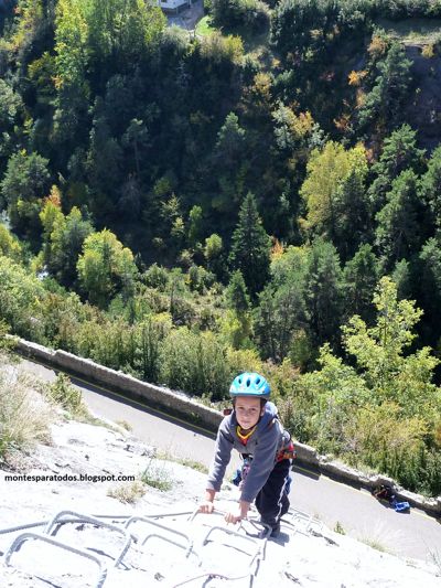 La ferrata pierde inclinación (© Montañismo para todos) 