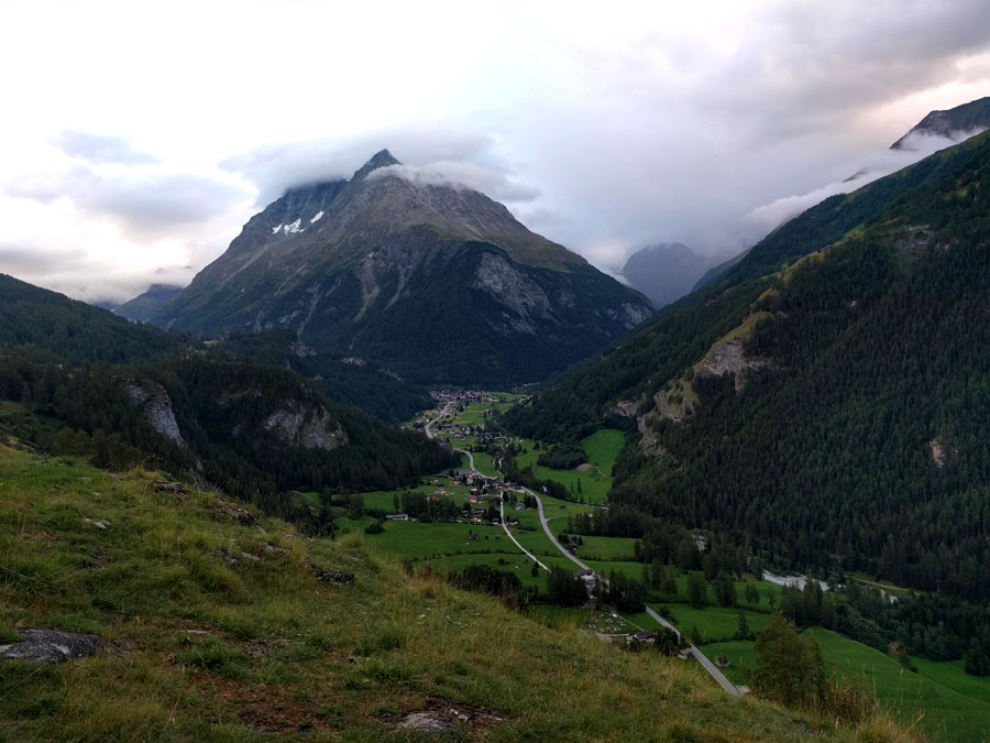 Regreso con vistas al <em>Petit Dent de Veisivi</em> un 3.000 cercano. Con buen tiempo se puede ver la <em>Dent Blanche</em> a la izquierda que supera los 4.000 metros 