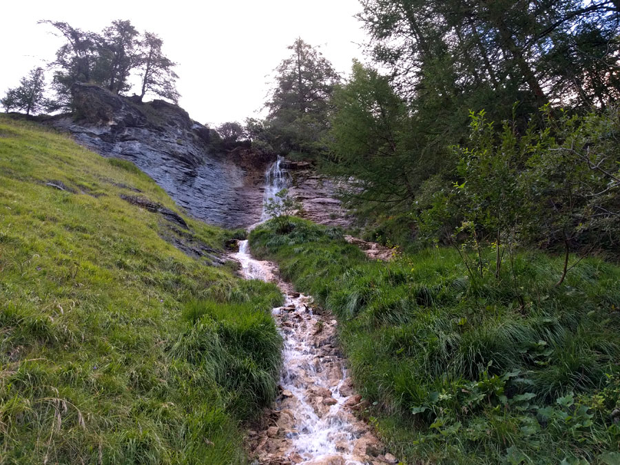 Camino de regreso bucólico entre cascadas y prados 