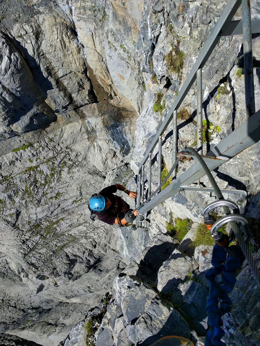 Nueva escalera vertical expuesta pero con pocas vistas al subir por el flanco sur 