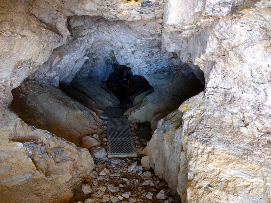 Entrada a la cueva para seguir la vía Konst 