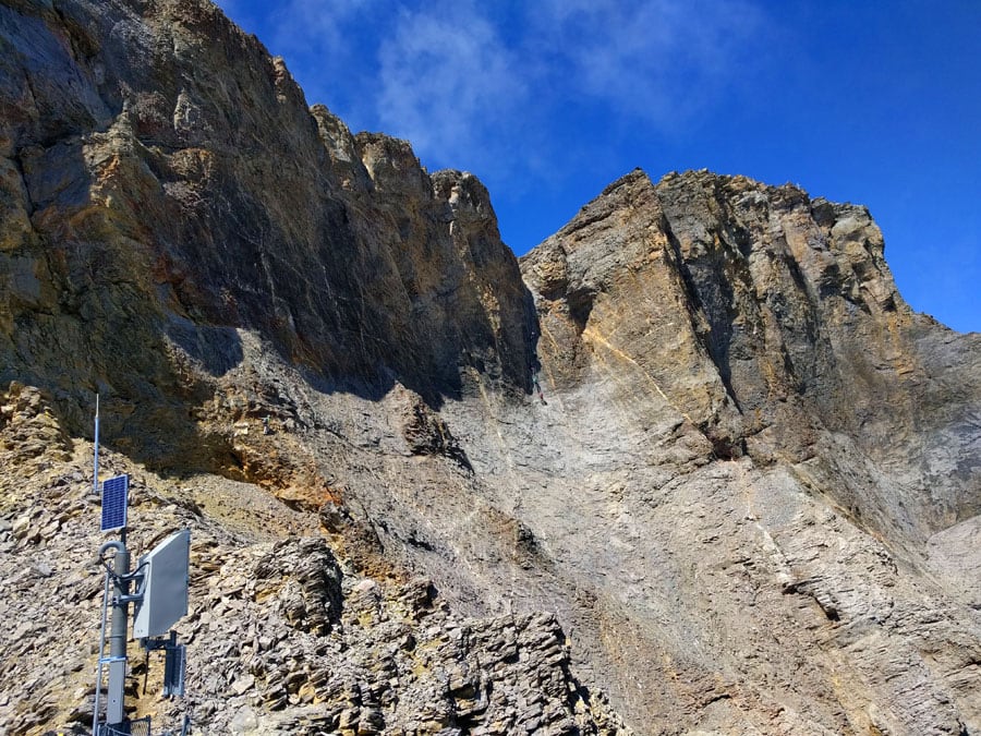 Vista de la última escalera vertical -dejamos a la izquierda una estación meteorológica- 