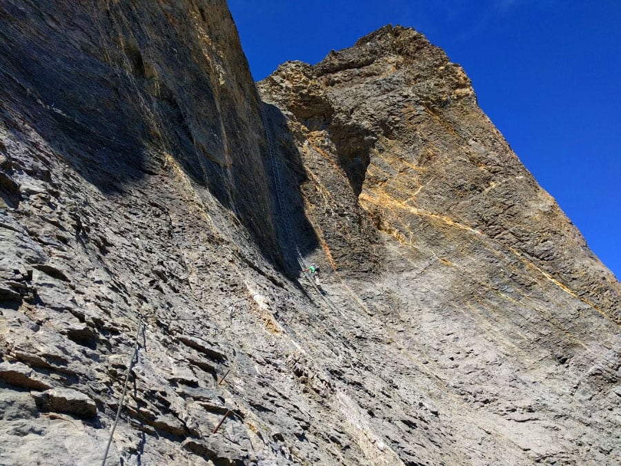Flanqueo a la derecha y subida vertical en la última escalera fija 