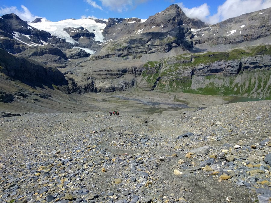 Bajamos hacia el valle con el glaciar de Wildstrubel al fondo 
