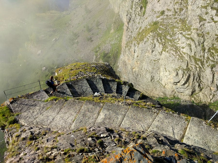 Tramo escalonado de la bajada a la vía ferrata 