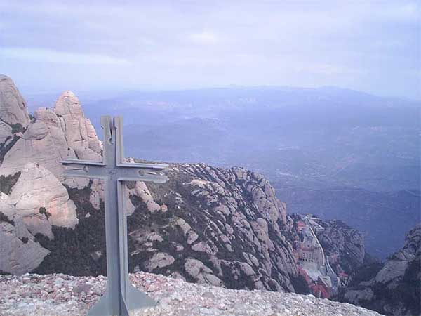 La cima con la cruz apuntando al Monasterio (2006) 