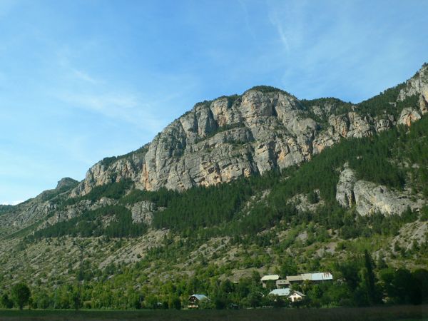 La ferrata cruza de izquierda a derecha la mitad del promontorio 