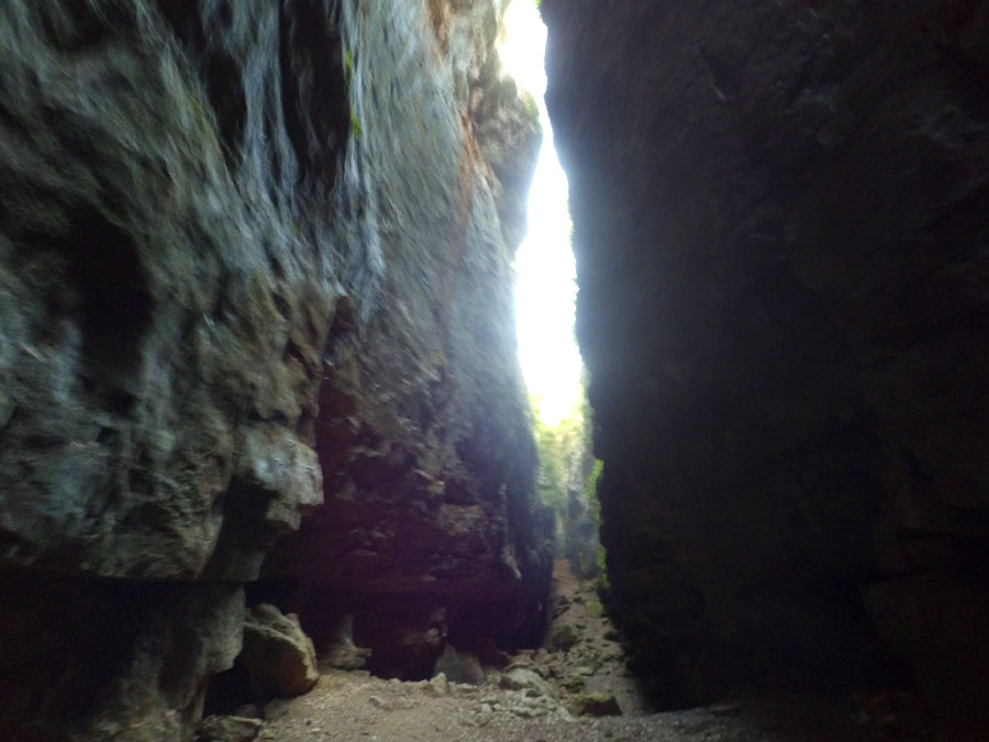 En el fondo de la grieta entra poca luz 