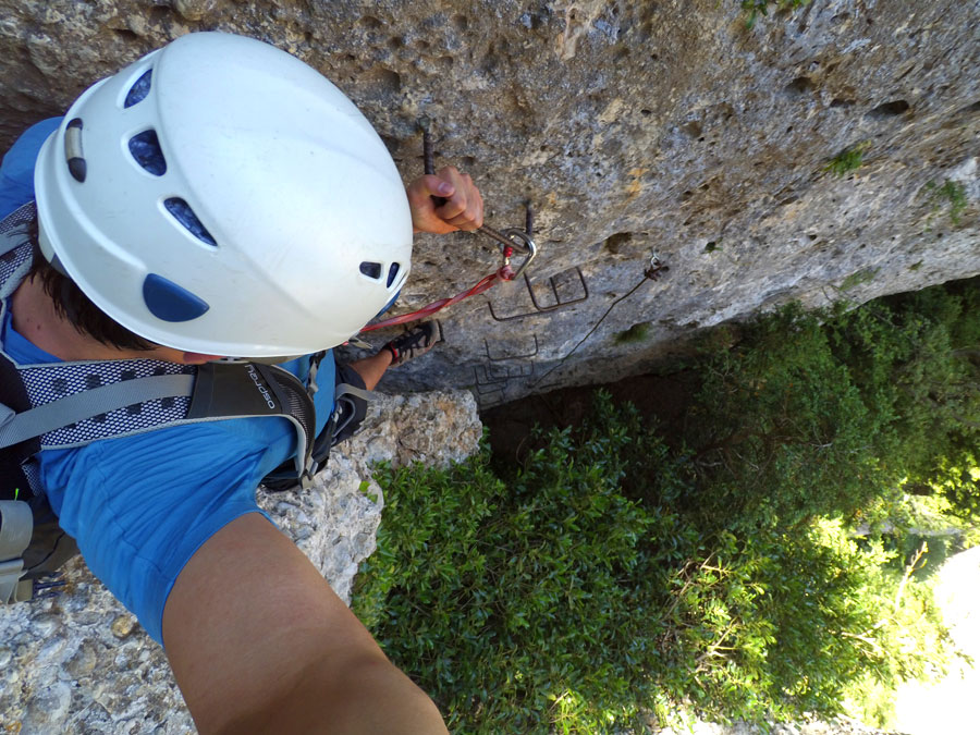 Primer resalte vertical desde arriba -con cable fino de seguridad- 