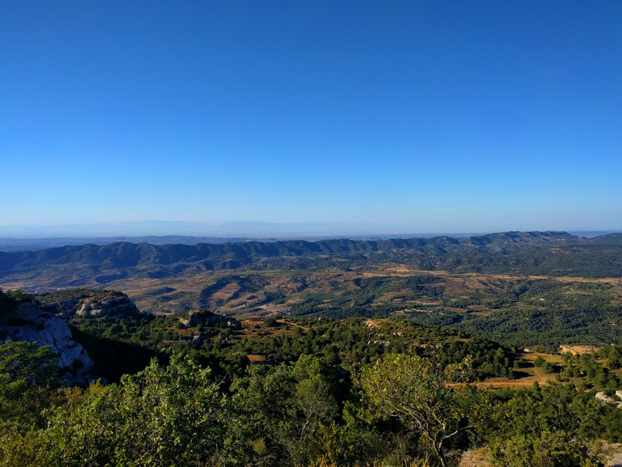 Vistas al norte hacia la Ermita de la Mare de Déu del Montsant 